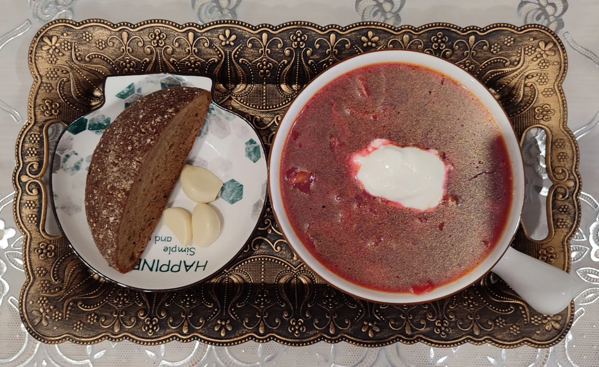 Вчера я угощала соседку вкусняшками) Сегодня соседка угостила меня борщом 😁