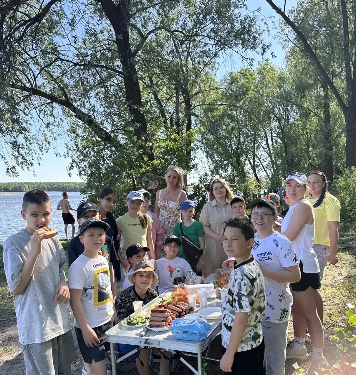 🚩Лицеисты устроили настоящий пикник: солнце, смех и вкусные угощения!