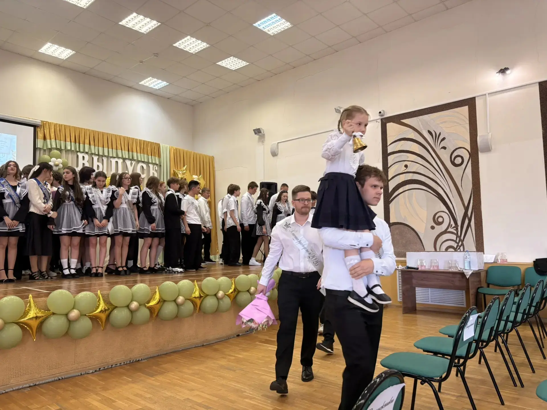 Сегодня в нашей школе прошел торжественный, но в то же время грустный праздник - Последний звонок дл