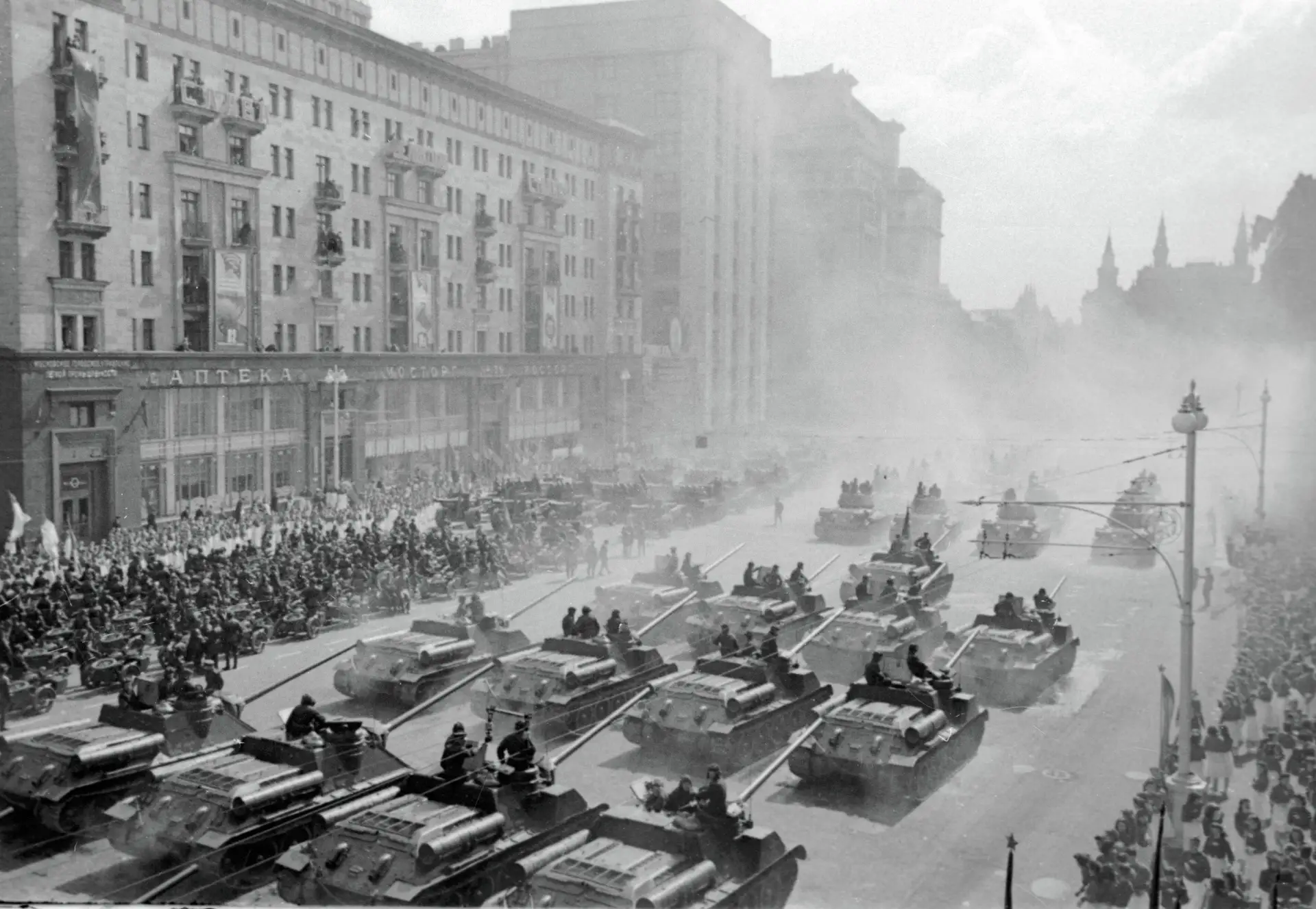 24 июня 1945 г. в 10 часов утра на Красной площади в Москве состоялся парад в ознаменование Победы н