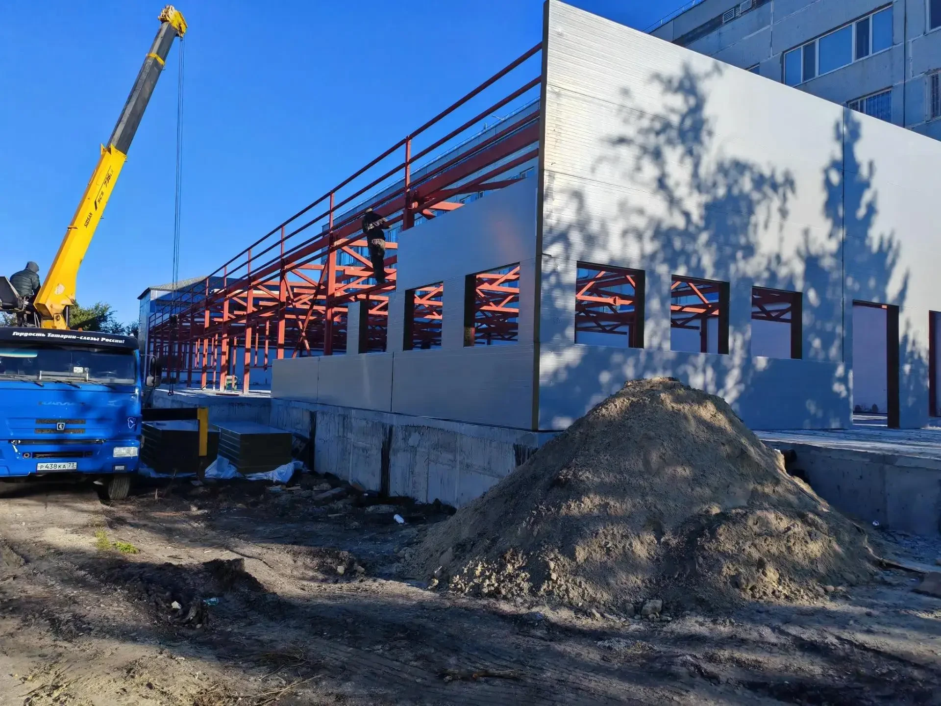 🏥 В центре спецмедпомощи монтируют новое приёмное отделение