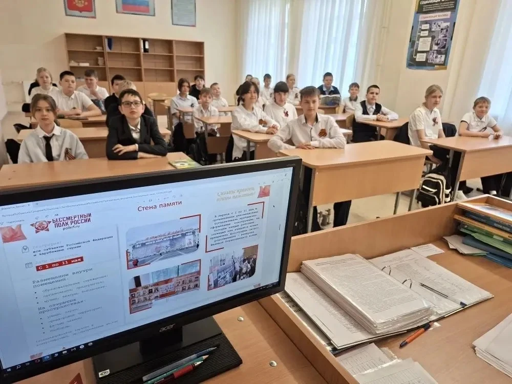 🕯️ «Бессмертный полк»: Память, которая живёт в сердцах  В нашей школе прошли тематические классные ч