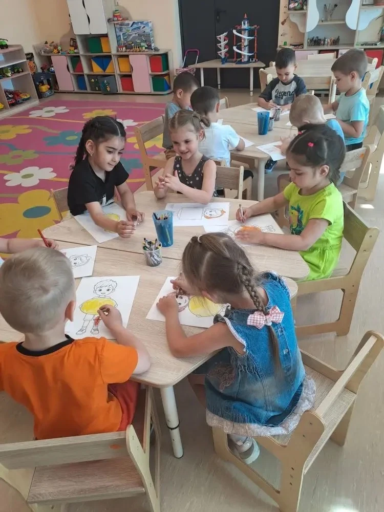 В дошкольном отделении "Чебурашка" прошел настоящий праздник – "День Геометрических Фигур". Малыши с