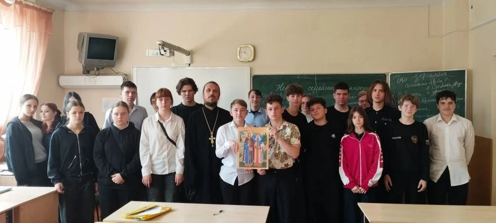 🌞«Владимир + Анна = любовь, изменившая мир»
В рамках Молодёжной недели Тавриды в нашей школе прошла