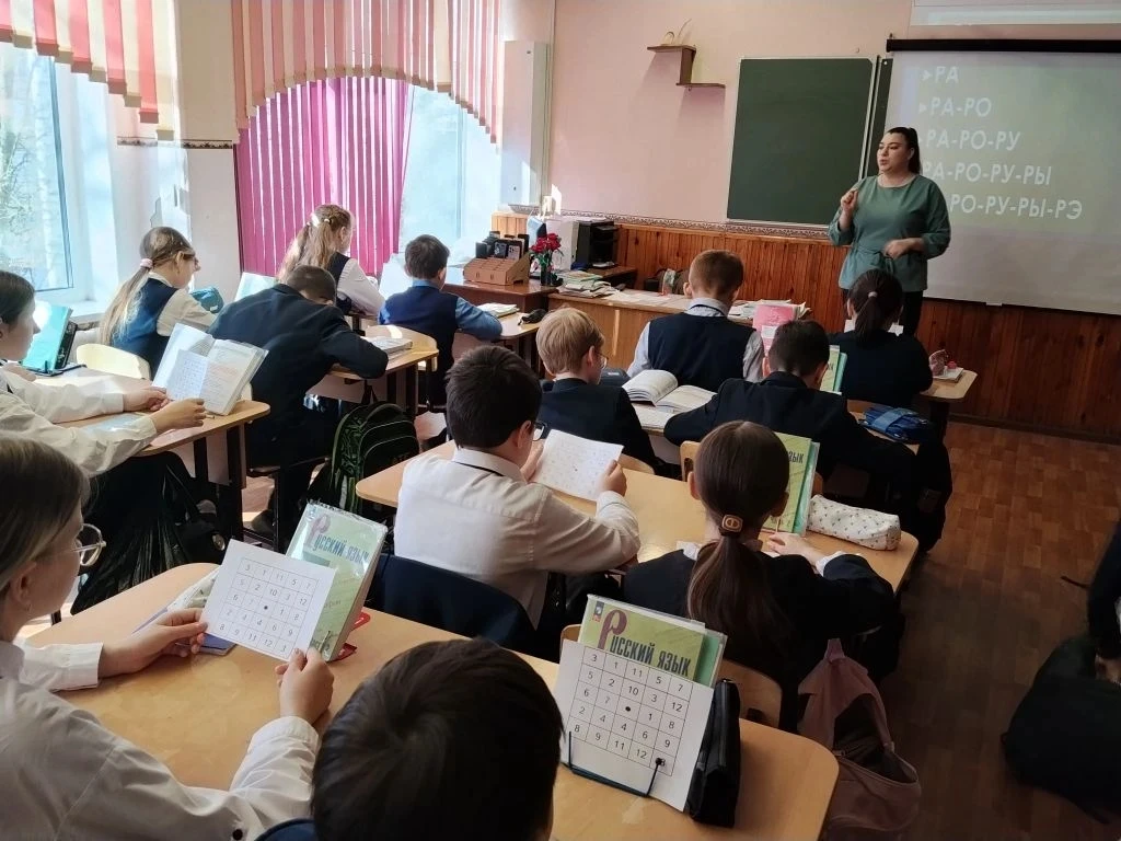 В рамках Недели молодого педагога показали свое мастерство молодые учителя русского языка и литерату