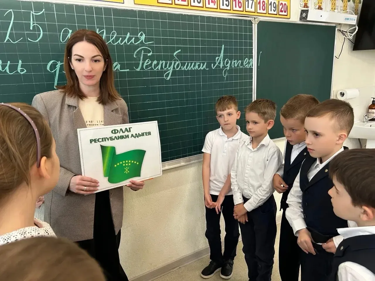 В школе прошли мероприятия, посвящённые Дню государственного  флага  Республики Адыгея   Сегодня сов