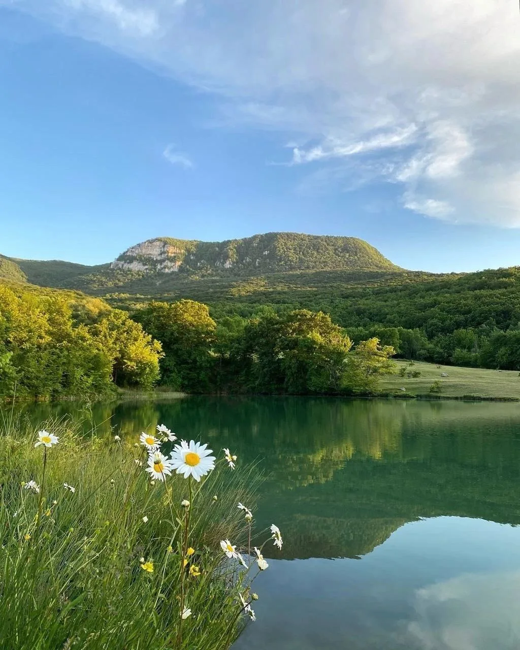 🏞 Озеро в виде запятой у села Богатырь Бахчисарайского района. 

🌿 Идеальное место для кемпинга ил