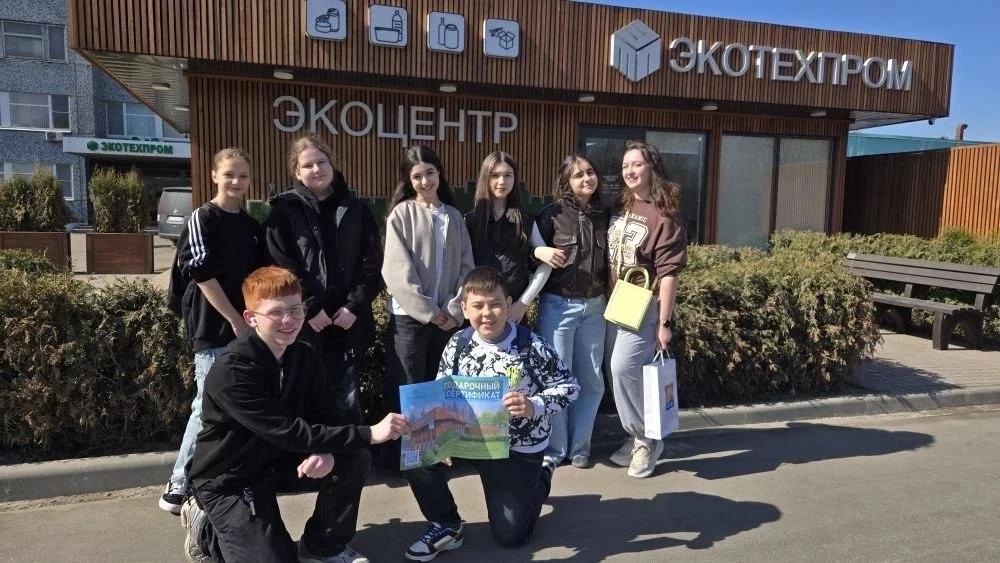 ♻️ Наши активисты в экотехцентре: мусор — в дело!  Светлана Сергеевна с ребятами из актива съездили 