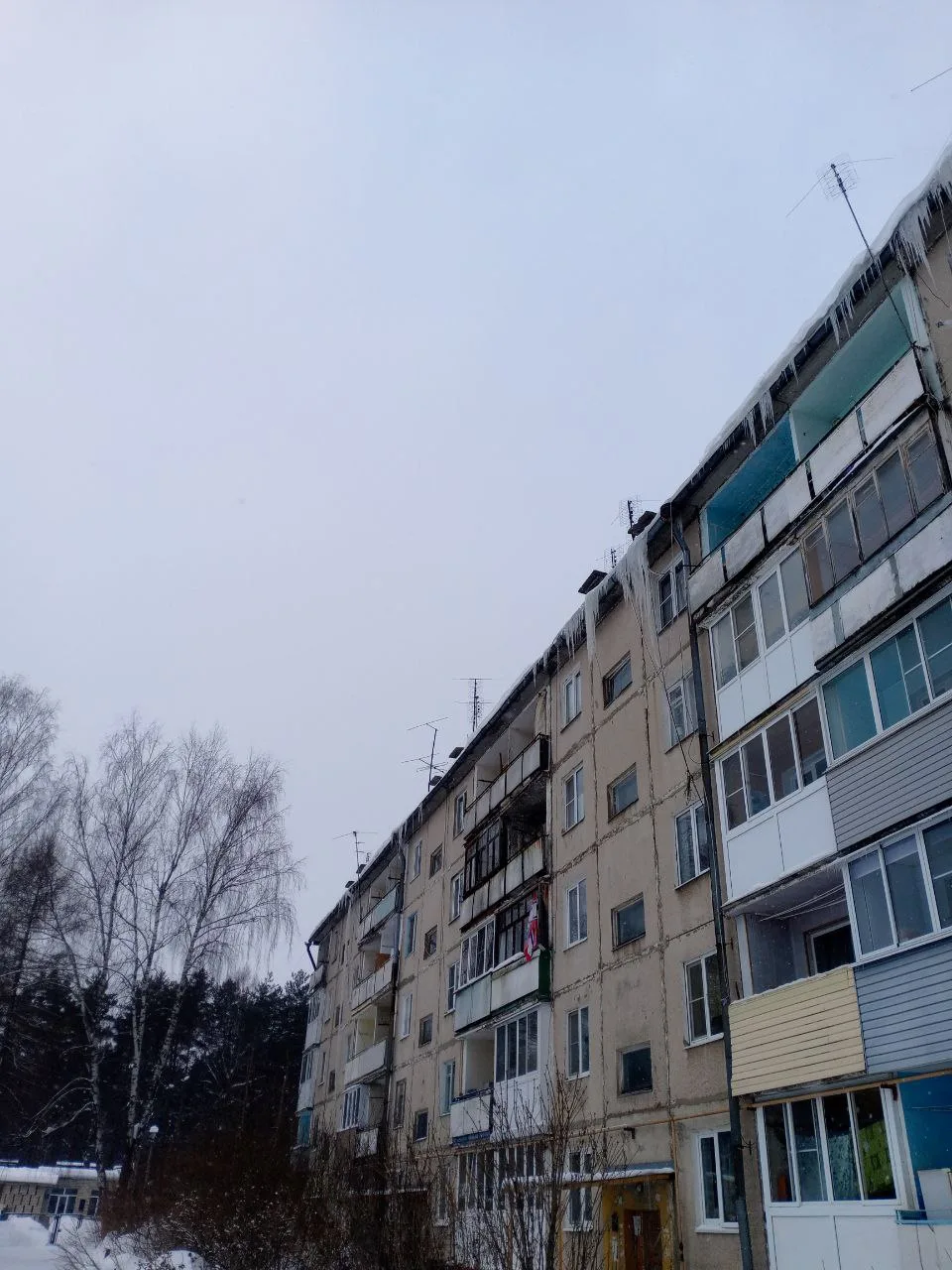 Продолжается очистка кровель от наледи и сосулек.