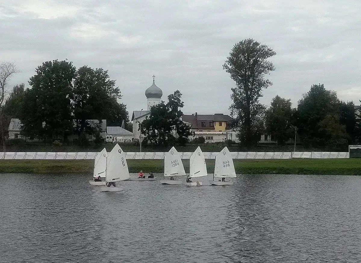 На пруду у Университетской набережной проходит парусная регата ЧВТ, в которой участвуют...