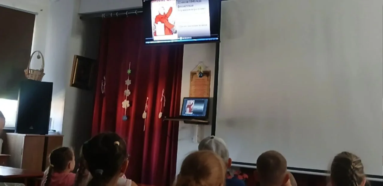 Сегодня воспитанники лагеря дневного пребывания посетили Никольский храм.