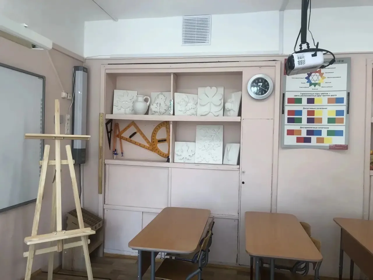 🎨Делимся хорошими новостями : получили новое оснащение для предметов ИЗО и черчение.
⚡️Теперь ждем 