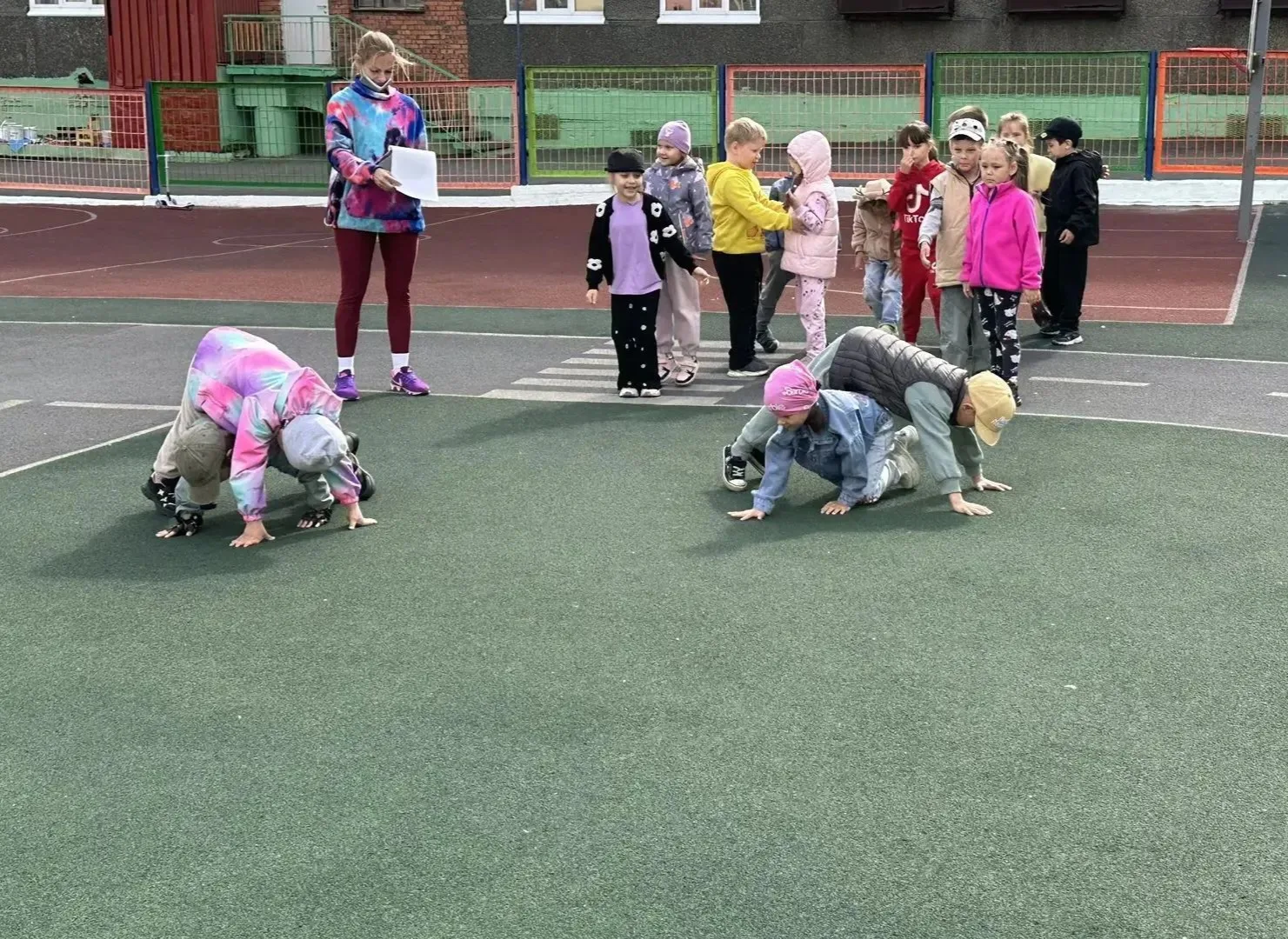 🚦 Для наших ребят провели игровую программу «Красный, жёлтый, зелёный» — было шумно, весело и очень