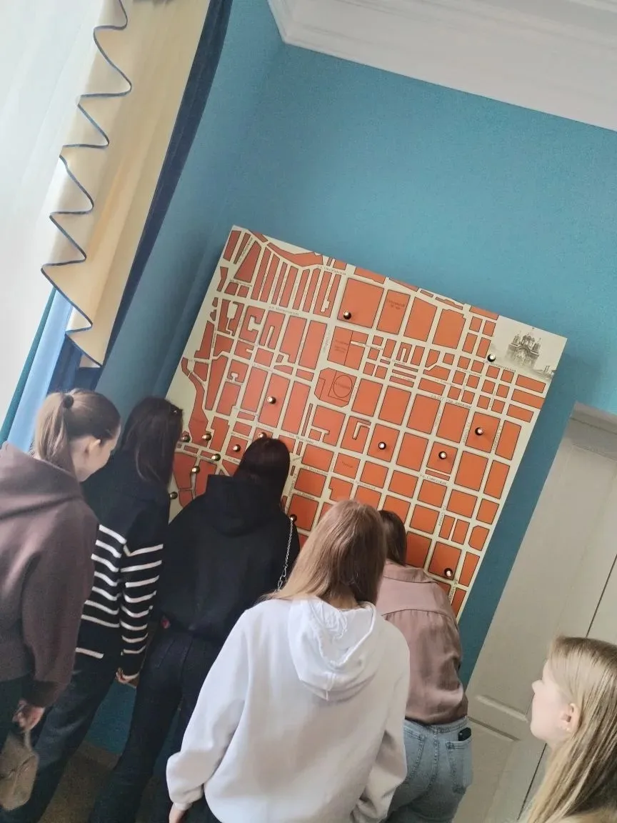 11‑й класс (гуманитарная подгруппа) был на экскурсии «Сибирский коридор» 😍  Узнали много нового о жи