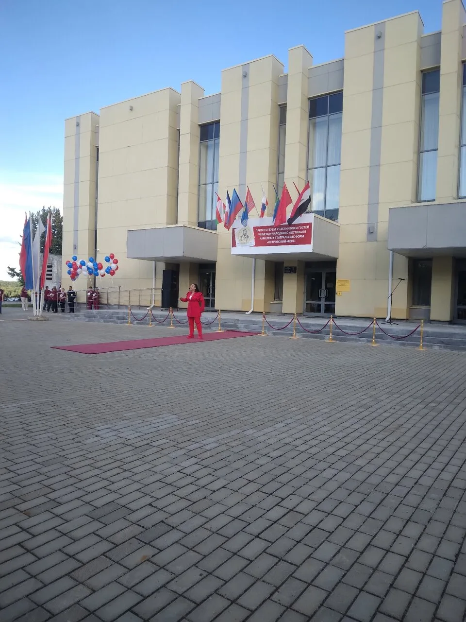 Впервые побывала на фестивале Островскийфест в Кинешме. Он открылся спектаклем "Скамейк...