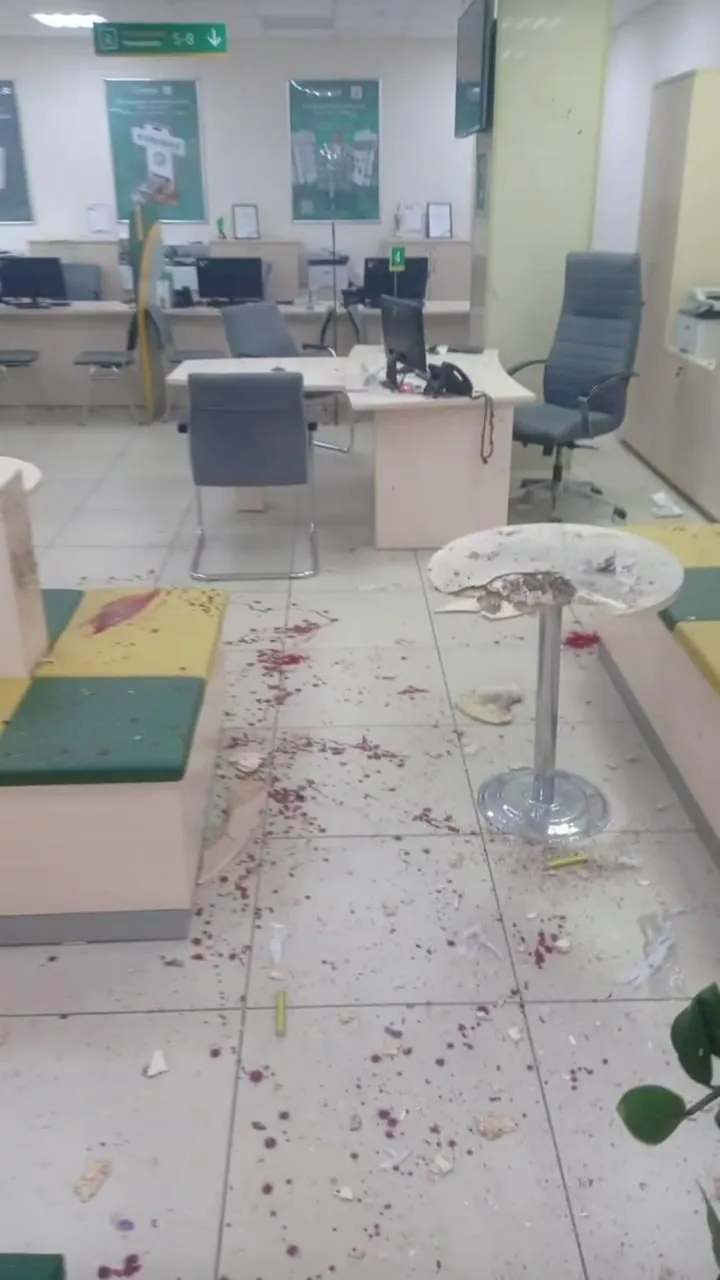 В Казахстане пенсионеры взорвали торт с петардой прямо в отделении банка — мошенники об...