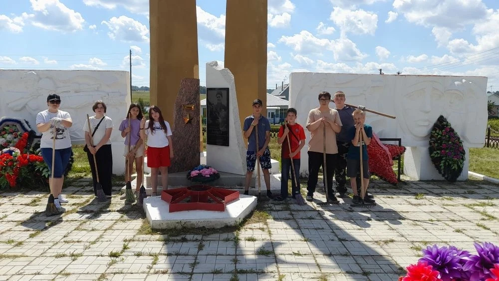 В преддверии Дня памяти и скорби учащиеся Еленинской школы привели в порядок Монумент Славы. Ребята 