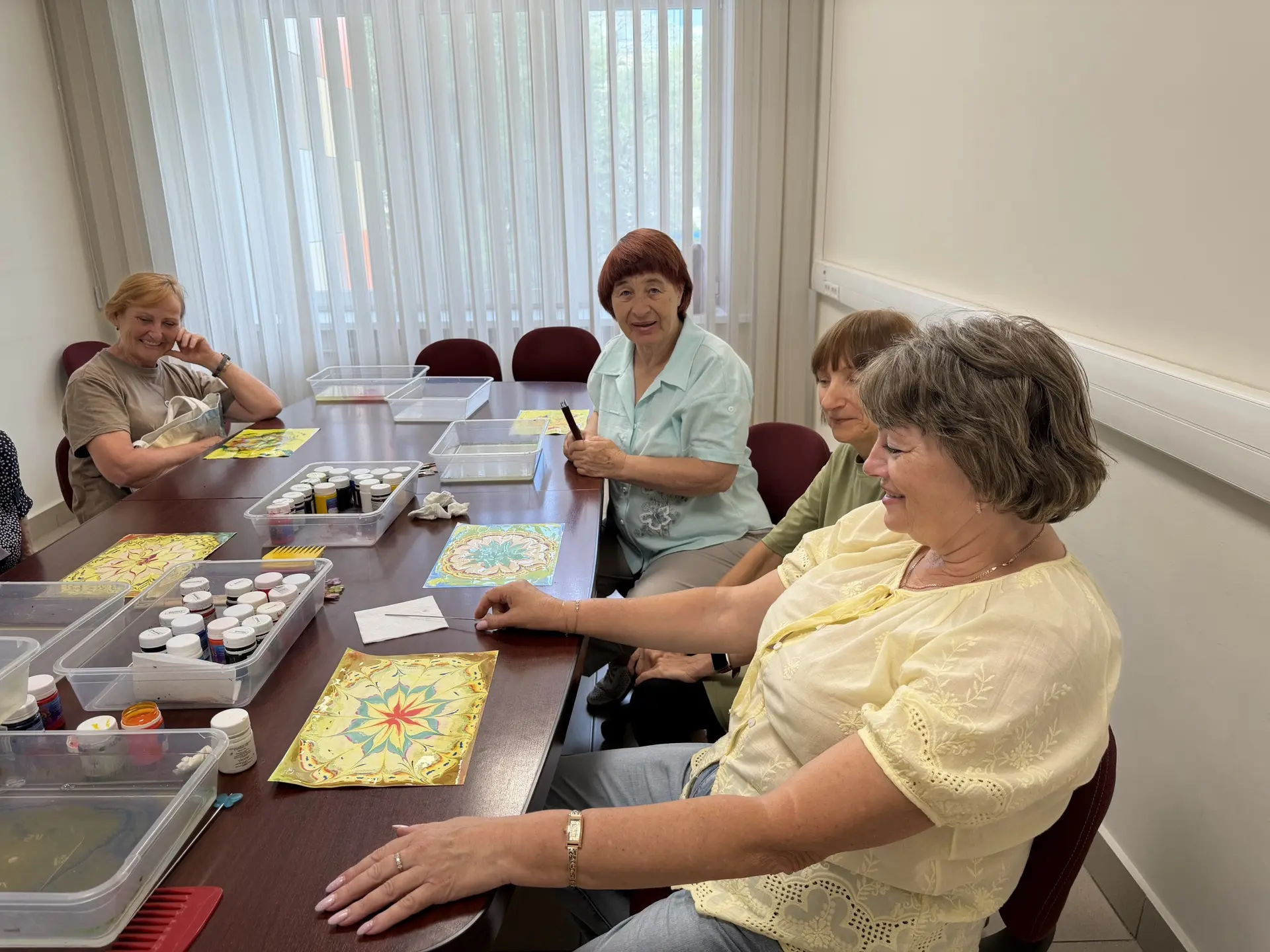🎨 В Центре «Амурское Долголетие» прошел мастер-класс по эбру – технике рисования на во...