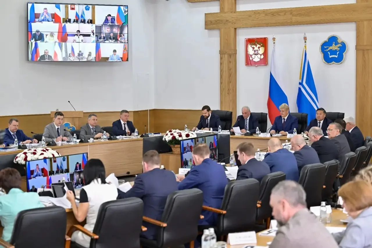 Вместе с заместителем руководителя администрации Президента России Магомедсаламом Магомедовым, полно