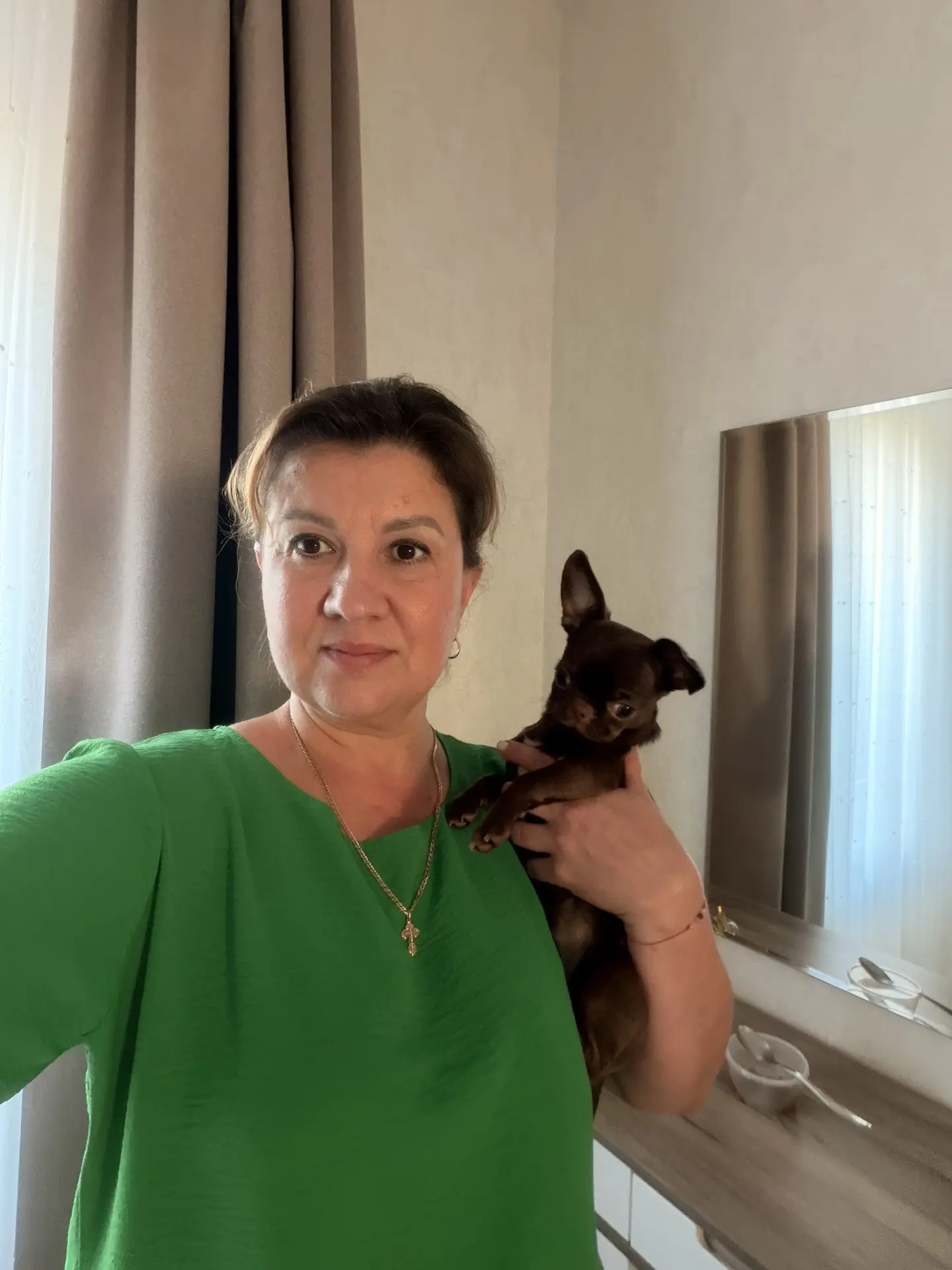 Кнопка такая малюсенькая на фоне меня 😉😁 От меня ни на шаг, наскучалась по-видимому !