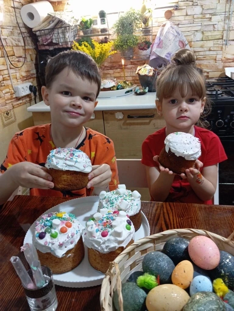 Дорогие друзья!!! 
Наступило Светлое Христово Воскресение — Пасха! 
Дети и родители нашего сада деля