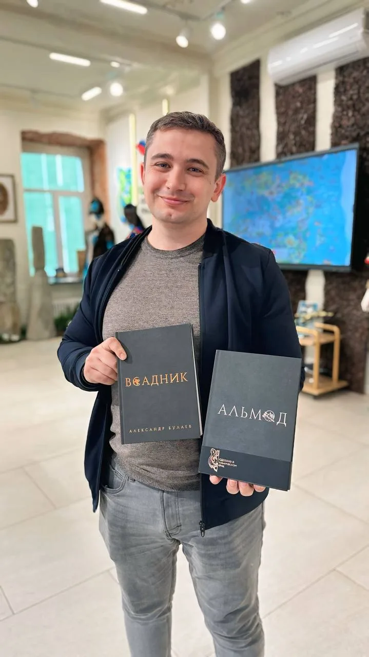 Центр «Сделано в Хабаровском крае» посетил писатель Александр Булаев 📚🧡