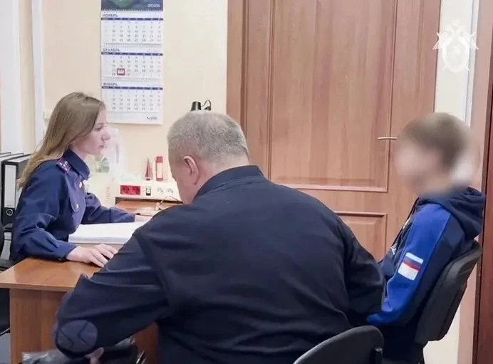 🚨Школьник из Барнаула пытался поджечь полицейский автомобиль по указке кураторов