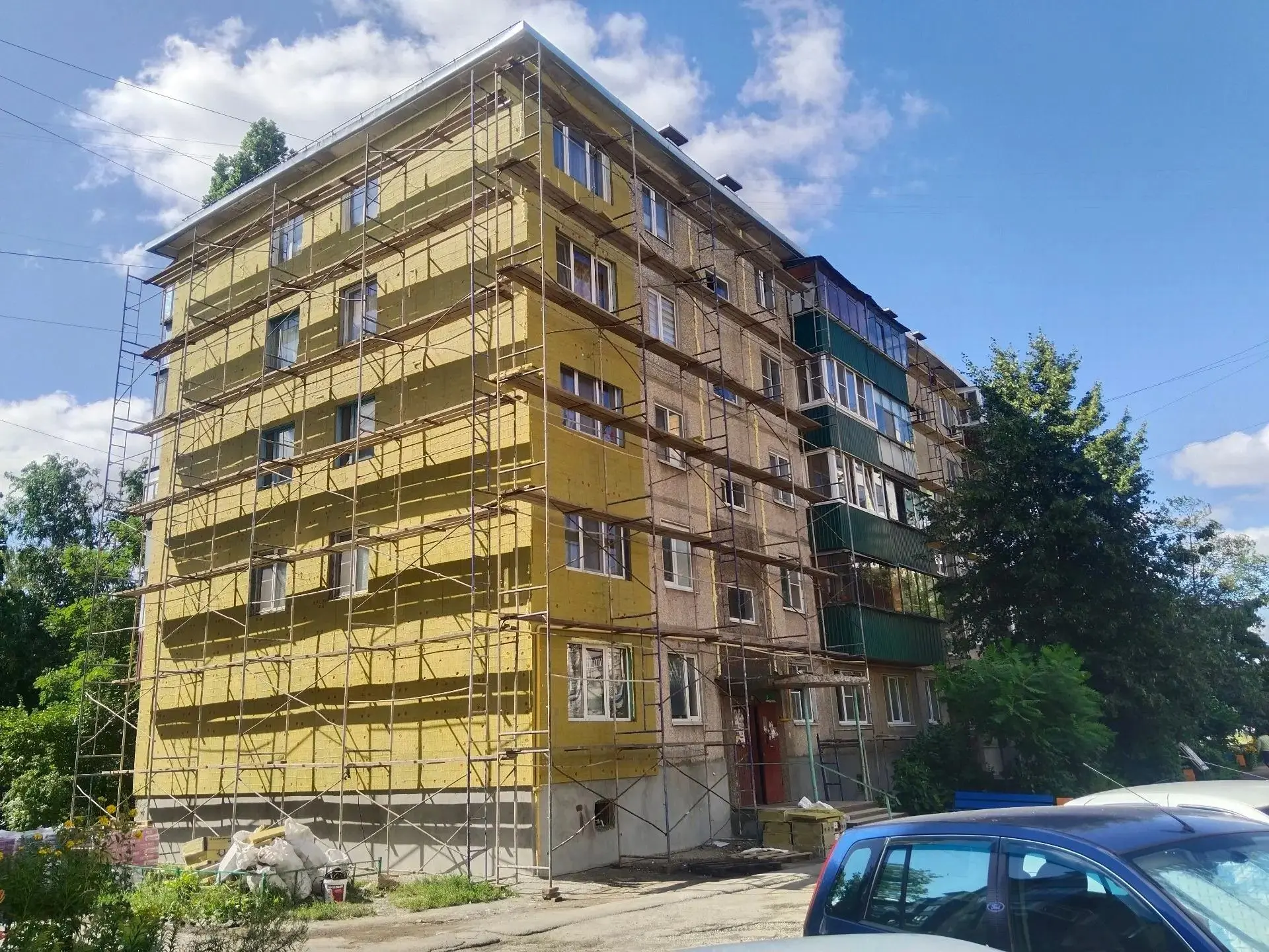 🏠Подрядная организация продолжает капитальный ремонт фасада МКД по адресу:  г. Курск, ул. Крюкова, 