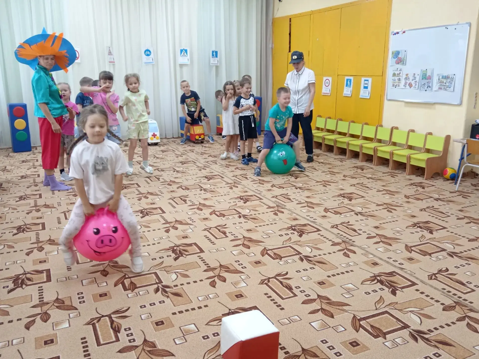 Развлечение в старших группах "Дорожный патруль".
