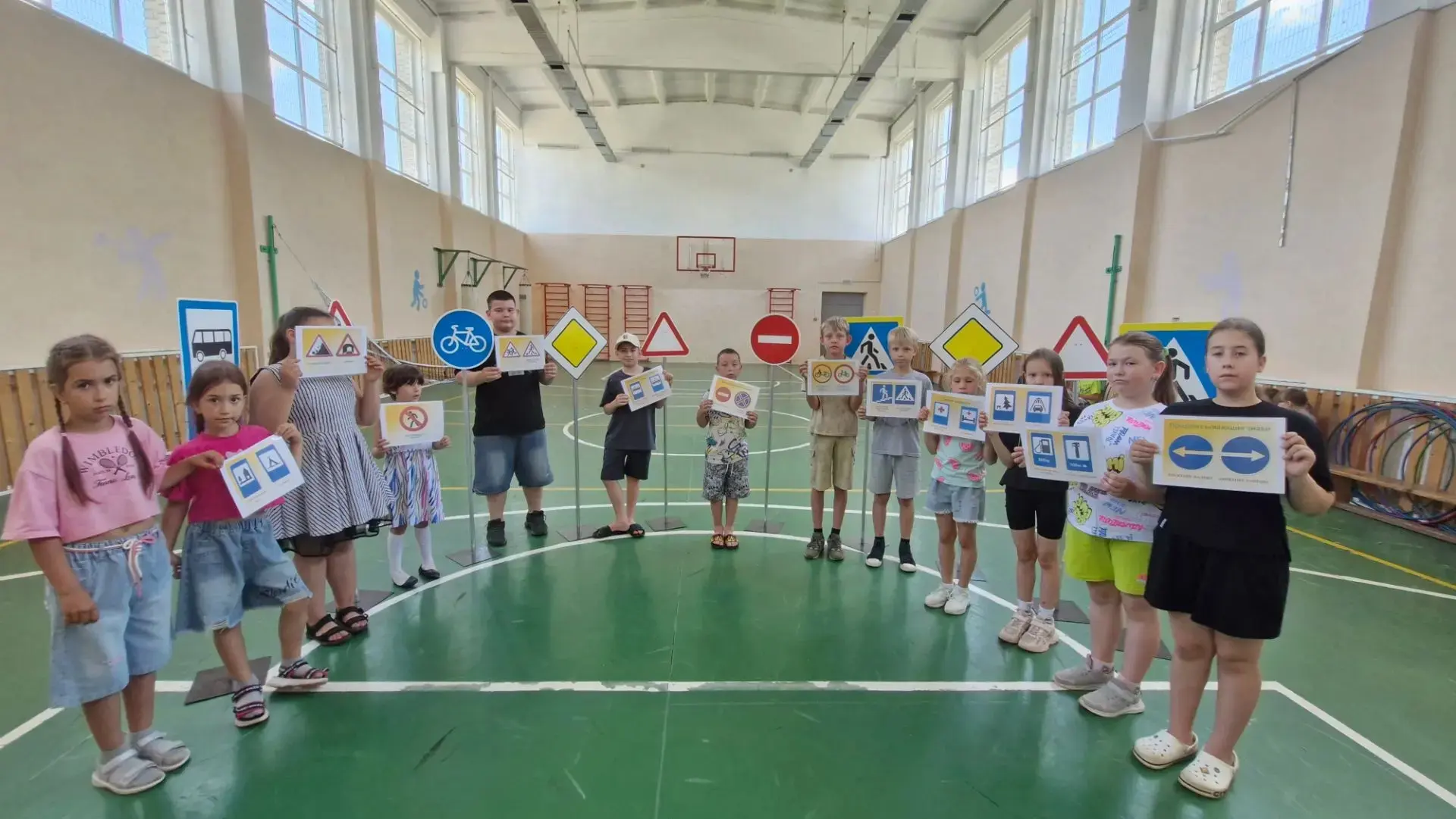 1️⃣0️⃣ день в летнем пришкольном лагере «Радуга» ☀️
«День ПДД»⛔️
В программе дня:
🖇️ Утренняя заряд
