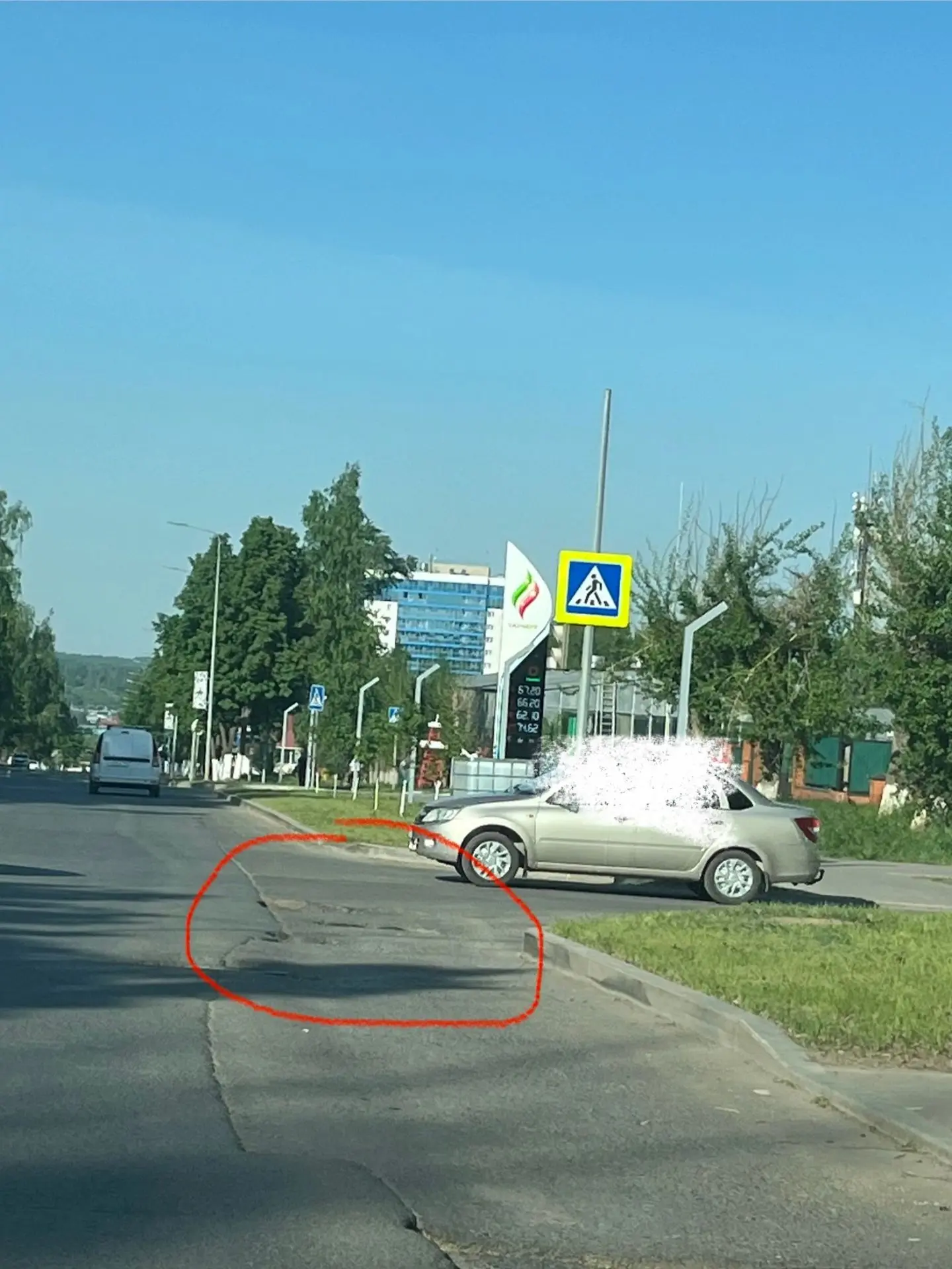 Прислали: 

Добрый вечер! Хотелось бы что бы решили проблему на проезжей части на пересечении улиц З