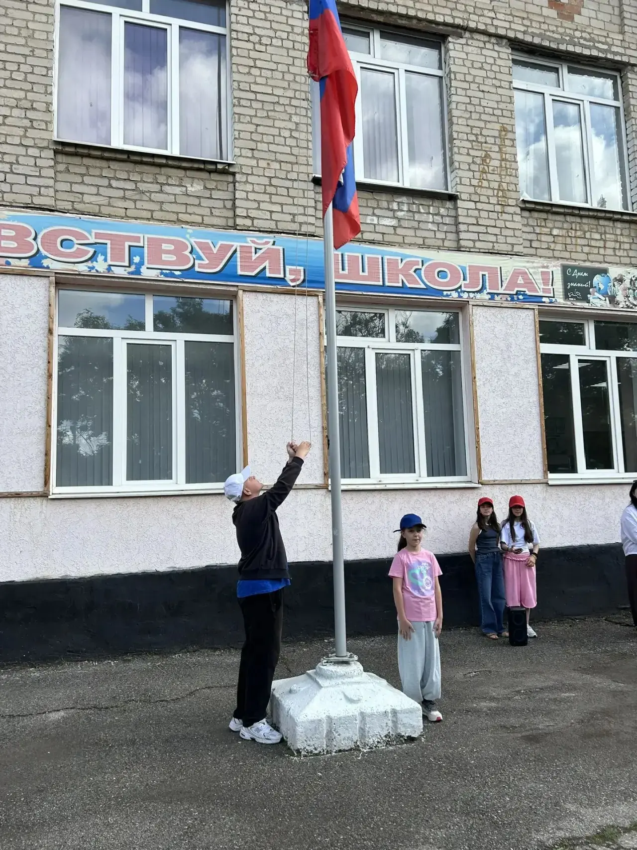 ✨ В лагере МКОУ «СОШ №4» г. Черкесска день начался ярко и торжественно!
По традиции утро открылось л