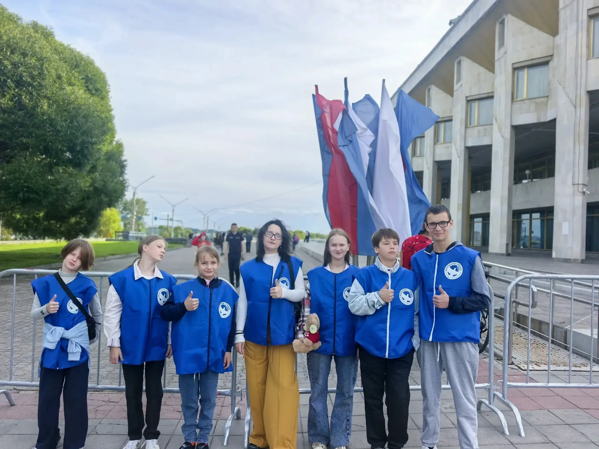Наши ребята в качестве добровольцев приняли участие в проносе Государственного флага Ро...