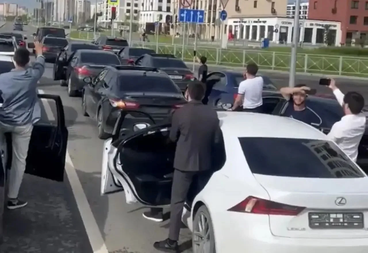 Свадебный кортеж парализовал движение в Тюмени

Водители останавливались посреди дороги, пассажиры в