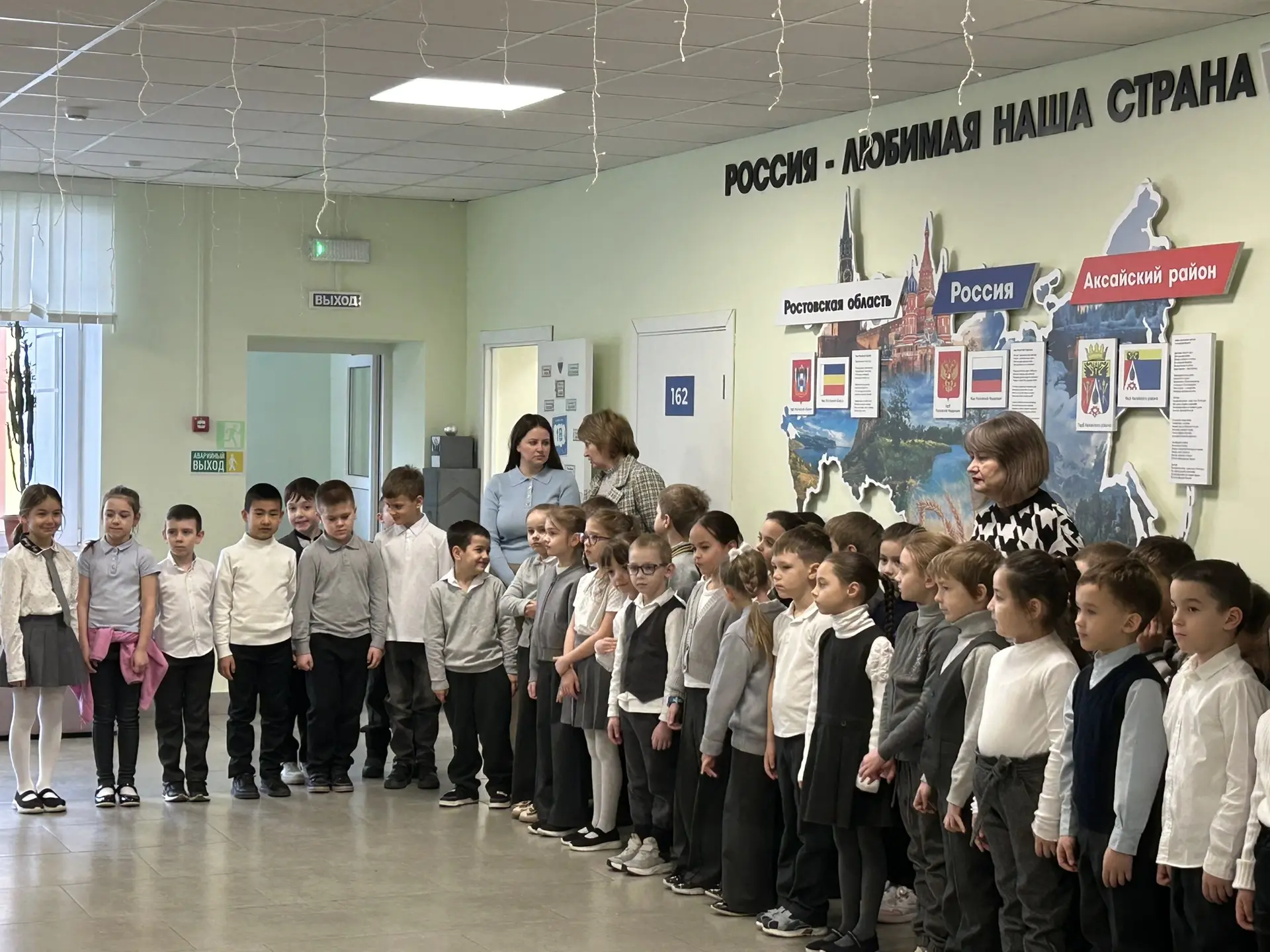 Понедельник, 9 февраля — начало учебной недели по традиции стартовало с торжественной линейки 🇷🇺  Вс