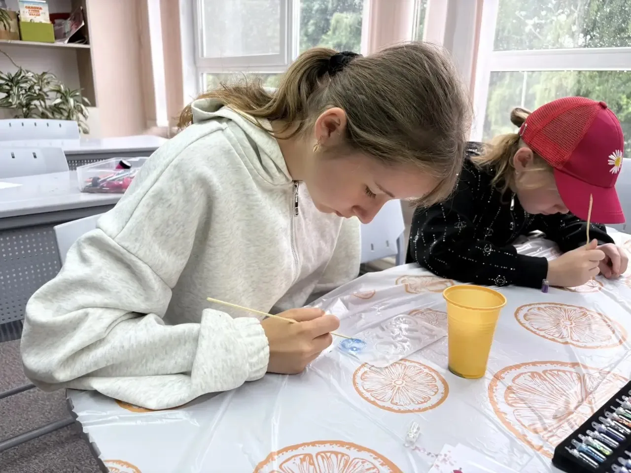 Сегодня в лагере творили чудеса — делали брелоки из эпоксидной смолы! 🎨

Ребята выбирали декор: кто