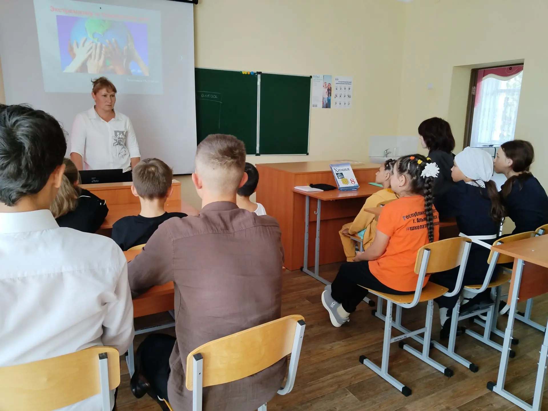 В рамках месячника "Экстремизму - НЕТ!" в нашей школе прошел единый классный час "Экстр...