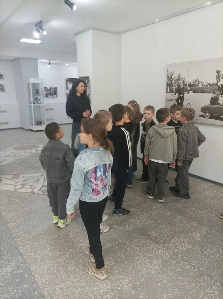 👫Сегодня ребята подготовительных групп "Капельки" и "Фантазёры" посетили  "Выставочный зал", где по