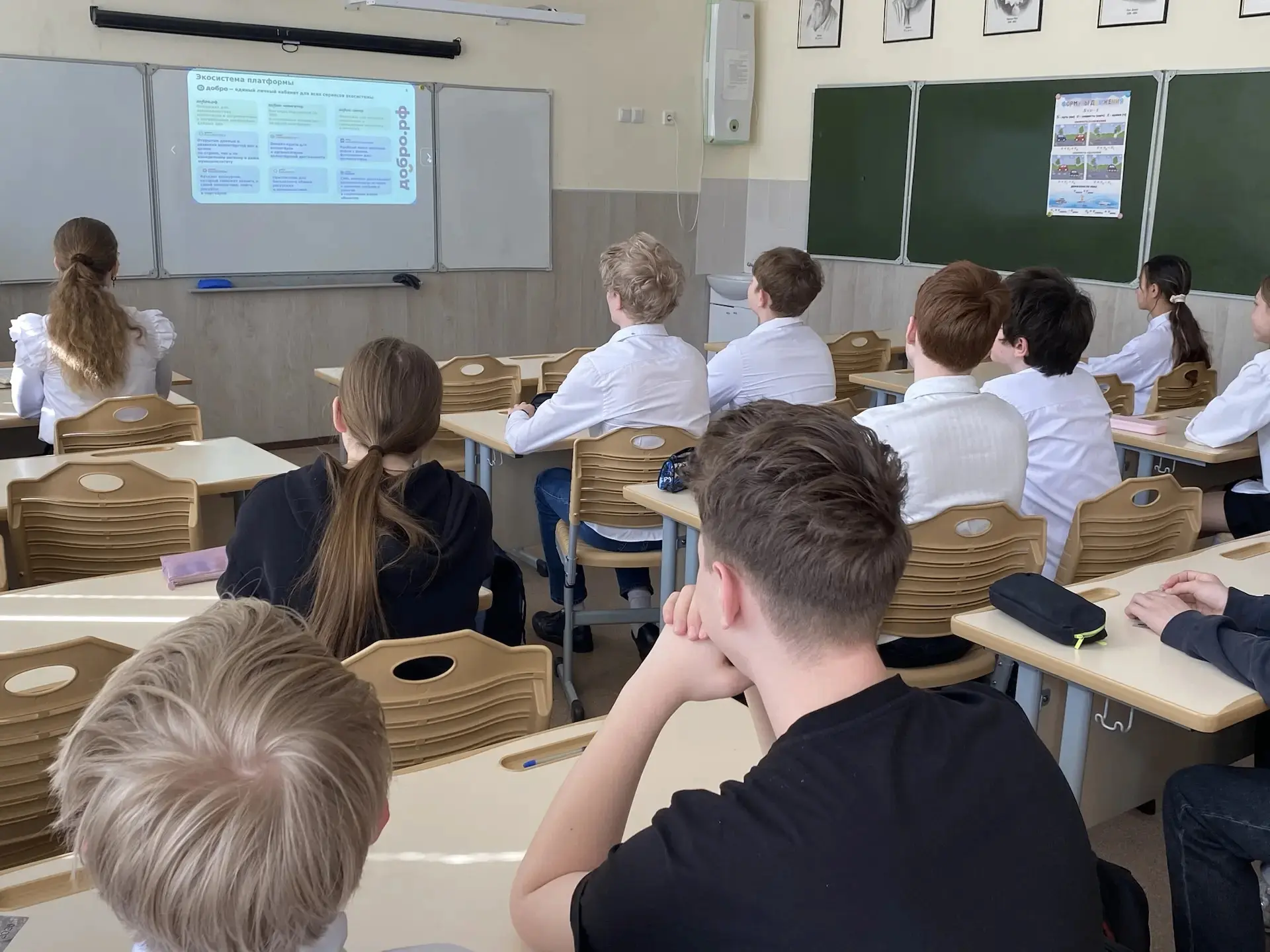 🇷🇺Сегодня в обоих корпусах лицея состоялось поднятие государственного флага и исполнение гимна. На э