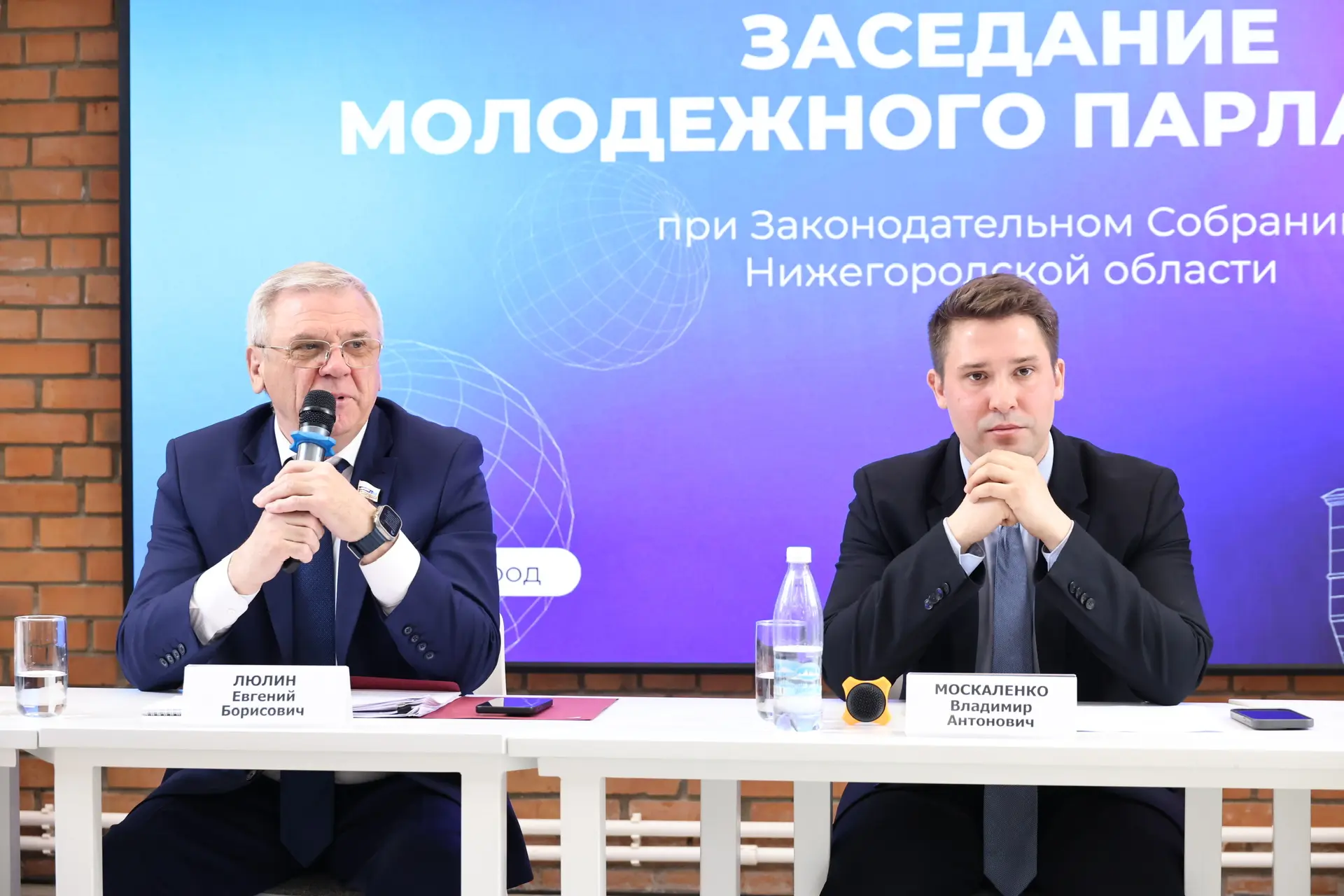 Раньше каждый пионер знал: «Радостным шагом с песней веселой мы выступаем за Комсомолом». А за кем с