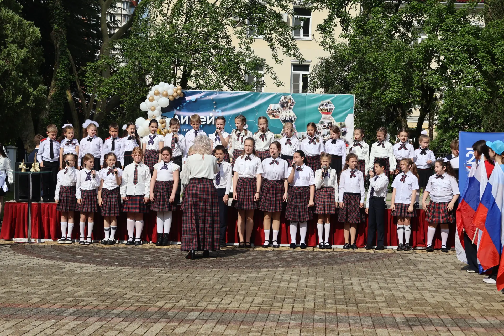 Прозвенел последний звонок 🔔, и закончился последний урок... 📐✏📚    Или всё только начинается? Конеч