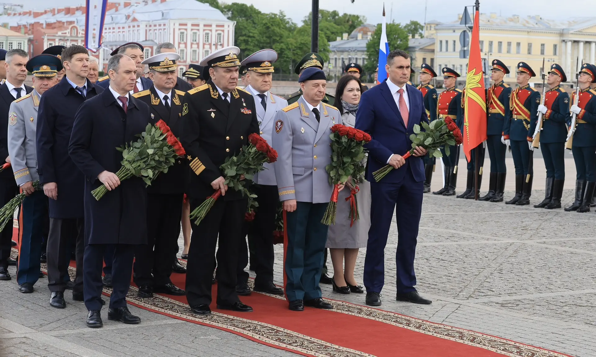 В День 323-летия Санкт-Петербурга прокурор города Андрей Гуришев возложил цветы к «Медному всаднику»