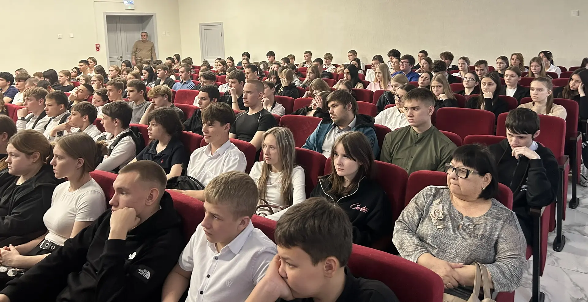 На этой неделе в нашей школе состоялся важный  кинопросмотр.  Советник директора по воспитанию орган