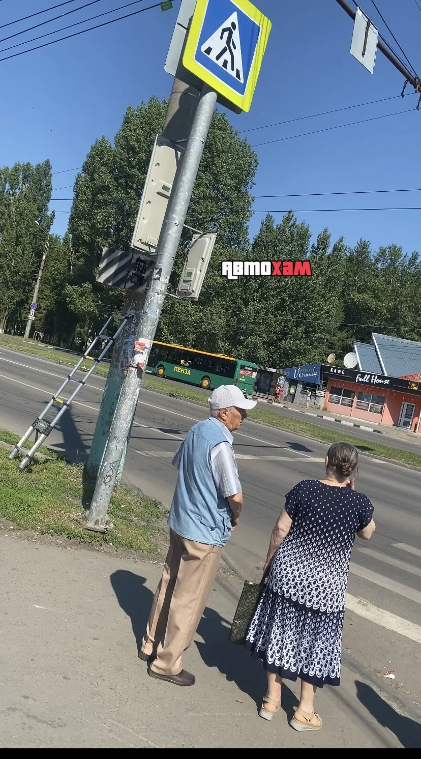 Устанавливают новую камеру у 175 универсама.