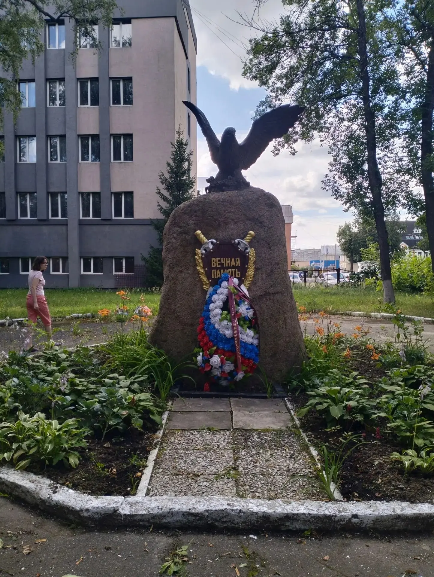 🌿☘️Клумба в порядке💯

Сегодня наставники Первых нашей школы: представитель педагогического коллект