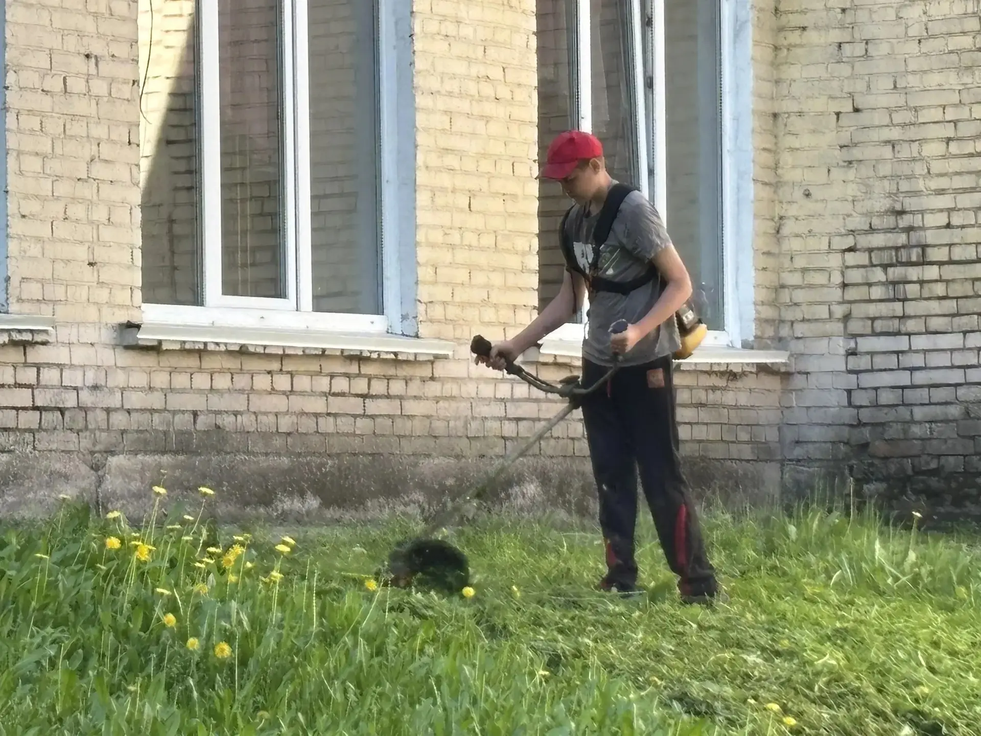 Создавая Красоту Вместе 🌼: Летние Трудовые Подвиги Наших Учеников! 💪✨

🌞 Летний период в нашей шк