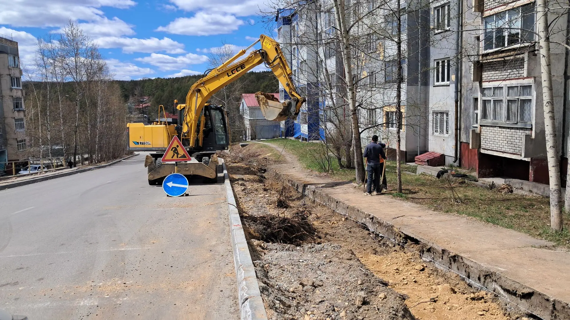 🚧 В Тынде стартовала дорожная кампания 2026 года  На улице Октябрьской началось устройство тротуаров