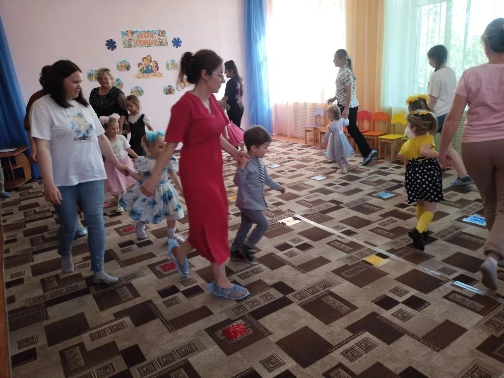В младшей группе "Капельки" прошло мероприятие под руководством музыкального руководите...