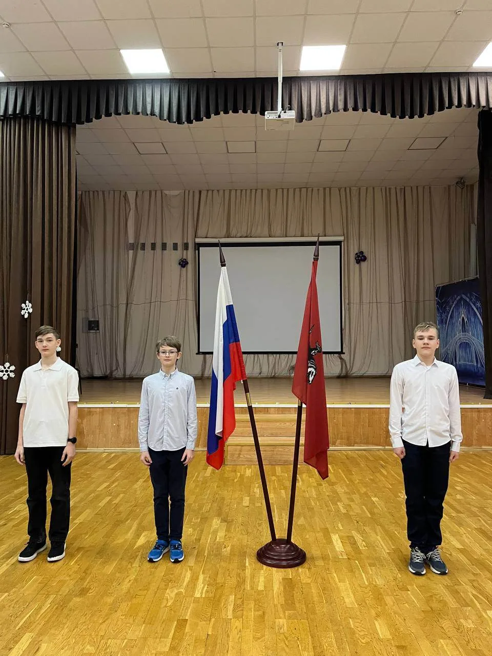 🇷🇺Учебная неделя в нашей школе началась с торжественной церемонии поднятия и выноса Государственного