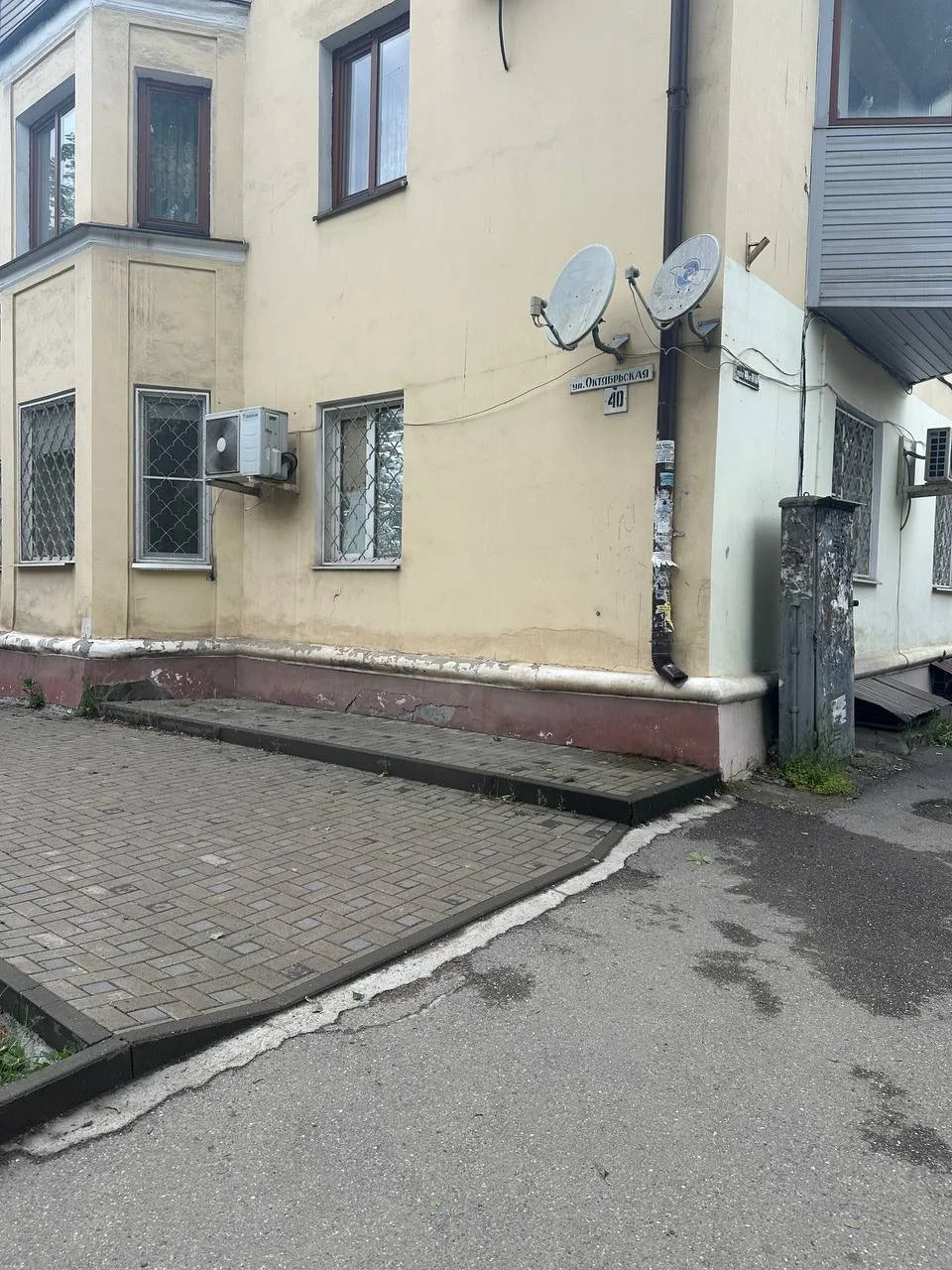 От подписчиков: 💬Добрый день, высылаю фотографии парковочных карманов вдоль дома по адресу Октябрьск